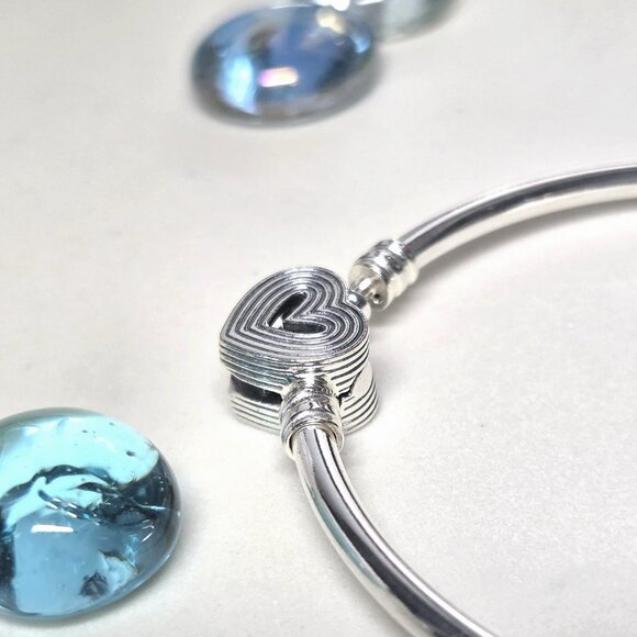 Authentic PANDORA Radiating Heart Clasp Bangle Bracelet Sterling Silver Moments - Picture 4 of 5